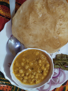 छोले भटूरे (Chole Bhature in Hindi) रेसिपी मुख्य फोटो