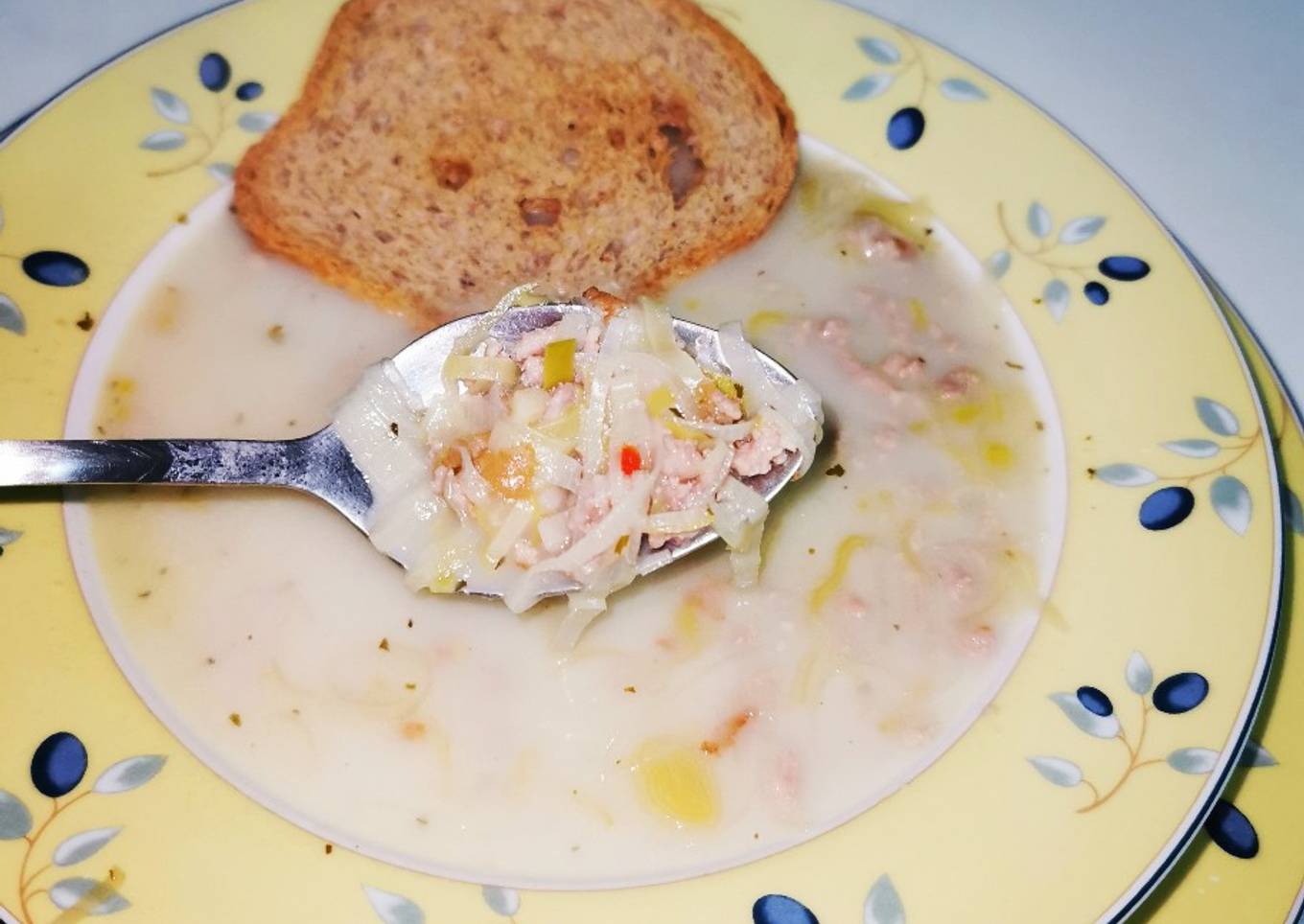 Sopa de puerro y carne molida (hackfleisch käse)