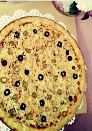 صورة لوصفة بيتزا لذيذه.