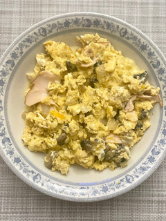 Φωτογραφία της συνταγής Scrambled eggs με μανιτάρια, τυριά και γαλοπούλα