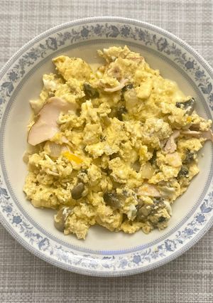 Φωτογραφία της συνταγής Scrambled eggs με μανιτάρια, τυριά και γαλοπούλα