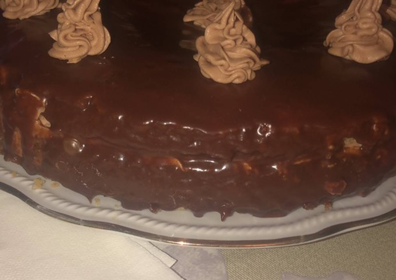 Bizcocho de limón y vainilla, buttercream y cobertura de chocolate