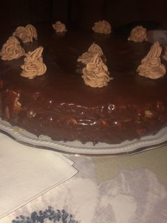 Una foto de Bizcocho de limón y vainilla, buttercream y cobertura de chocolate