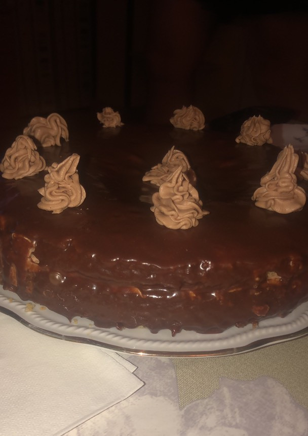 Una foto de Bizcocho de limón y vainilla, buttercream y cobertura de chocolate