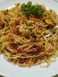 வெஜிடபிள் எக் நூடுல்ஸ்(Vegetable Egg Noodles recipe in tamil) செய்முறை முக்கிய புகைப்படம்