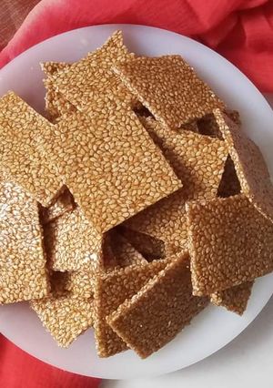 तिल चिक्की (til chikki recipe in Hindi) रेसिपी मुख्य फोटो