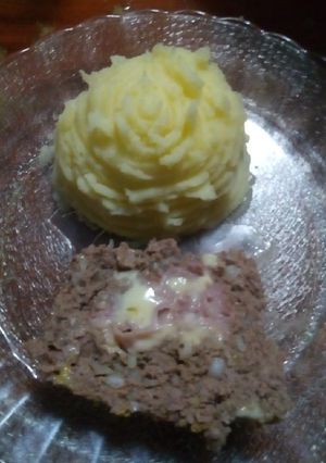 Una foto de Pan de carne relleno con jamón y queso