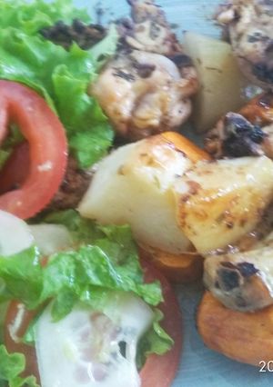 Una foto de Alitas de pollo con papas, boniatos al horno y ensalada