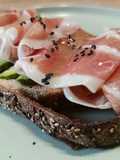 Tostada de Jamón y Aguacate
