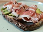 Una foto de aguacates con jamón serrano