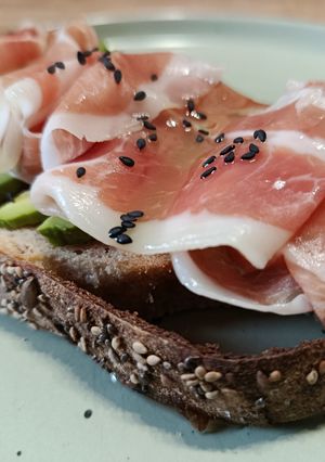 Una foto de Tostada de Jamón y Aguacate