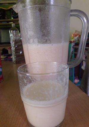 Una foto de Licuado de duraznos y peras