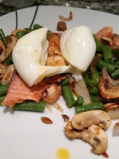 Una foto de Revuelto improvisado con salmón y judías