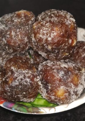 ખજૂર ના લાડુ (Khajoor Ladoo Recipe In Gujarati) રેસીપી મુખ્ય ફોટો