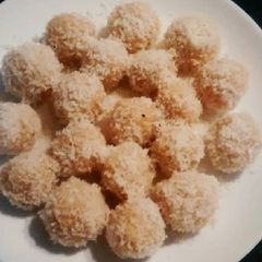A picture of Lchf ladoos.