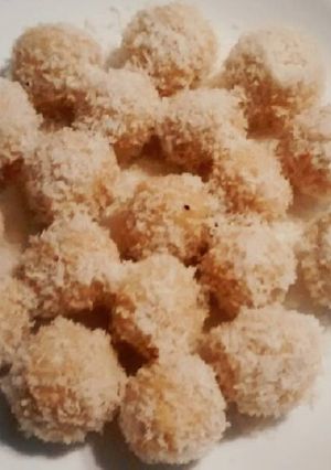 A picture of Lchf ladoos.