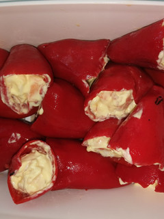 Una foto de Pimientos rellenos de huevo y langostinos