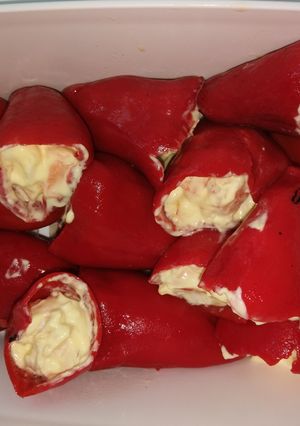 Una foto de Pimientos rellenos de huevo y langostinos