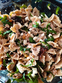 Una foto de Ensalada con pasta farfalle integral, tomates secos, queso feta y más 😉💓