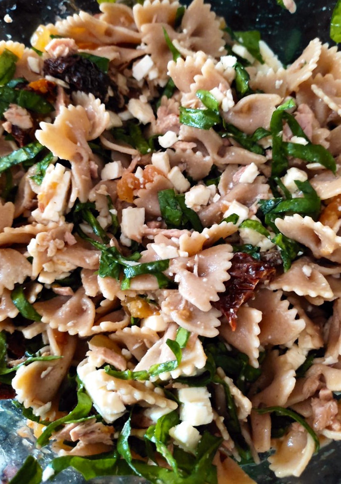 Una foto de Ensalada con pasta farfalle integral, tomates secos, queso feta y más 😉💓
