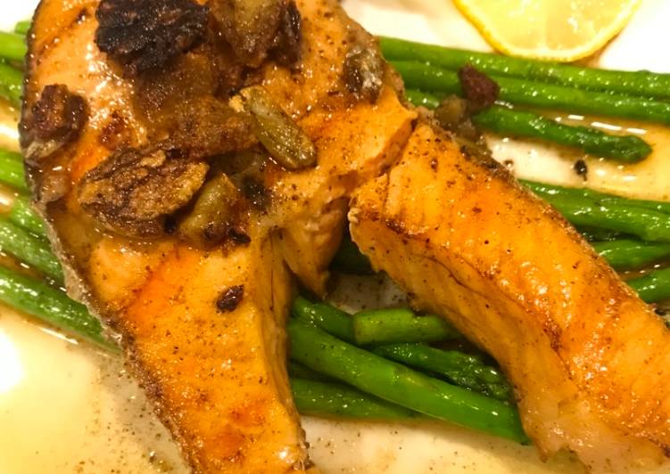 Langkah Mudah Buat Garlic Butter Salmon with Asparagus yang Yummy