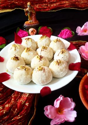 मनोहरा मलाई लडडू(manohara malai laddu recipe in Hindi) रेसिपी मुख्य फोटो