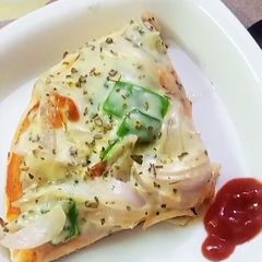 A picture of Capsicum onion White sauce Pizza without Microwave.