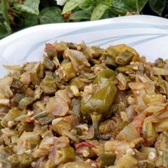 A picture of Green okra with white onion.