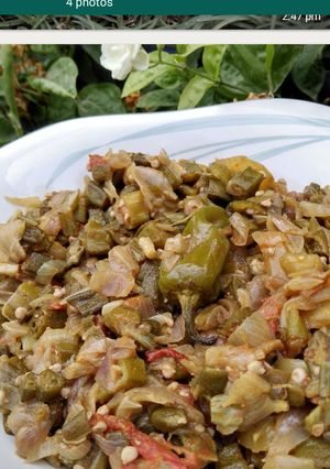 A picture of Green okra with white onion.