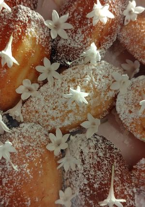 Une photo de Petites madeleines aux fleurs blanches