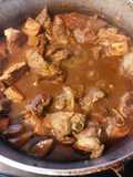 Costillas de puerco con papas y mole
