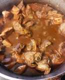 Costillas de puerco con papas y mole
