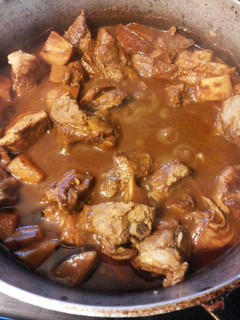 Una foto de Costillas de puerco con papas y mole