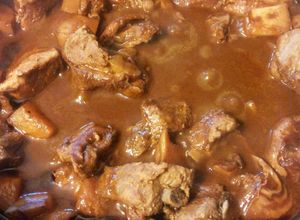 Una foto de Costillas de puerco con papas y mole