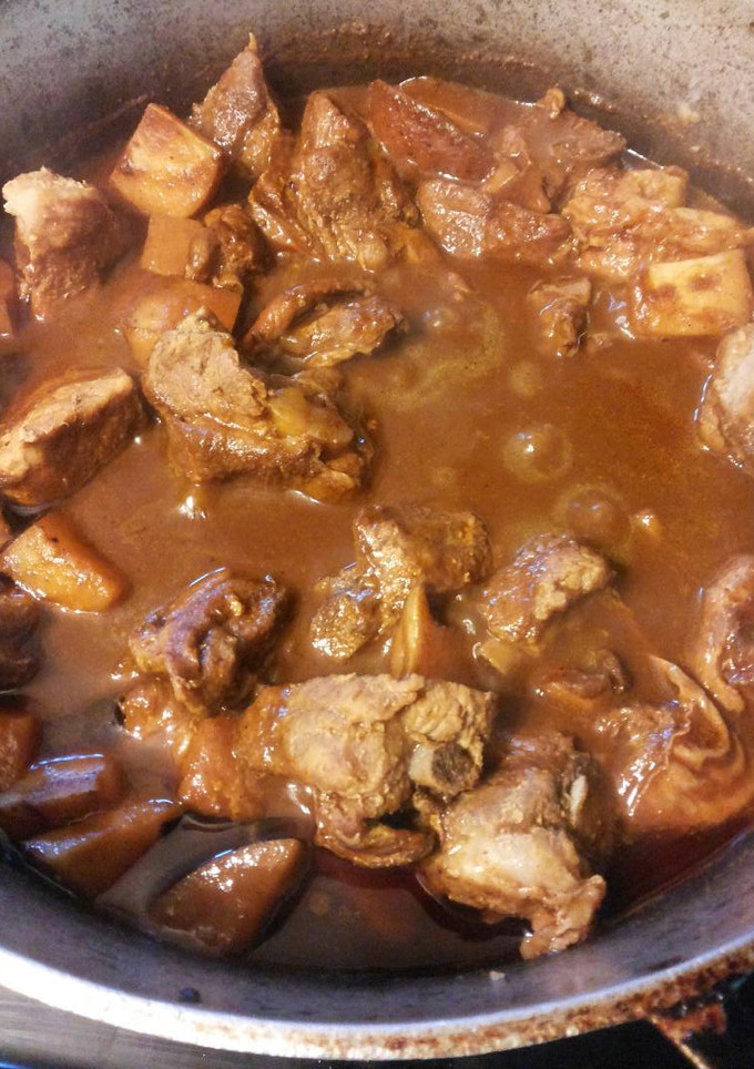 Una foto de Costillas de puerco con papas y mole
