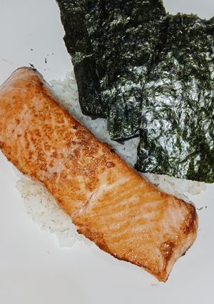 รูปของ ข้าวหน้าแซลมอนย่างเกลือ | Salt-grilled Salmon Rice Bowl
