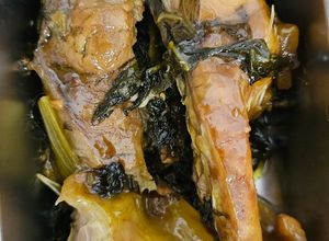 Hình của món Cá chép kho dưa tóp mỡ.