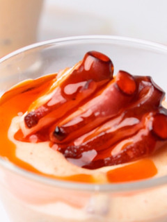 Una foto de Pulpo con parmentier y ajada roja en vasitos
