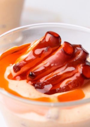 Una foto de Pulpo con parmentier y ajada roja en vasitos