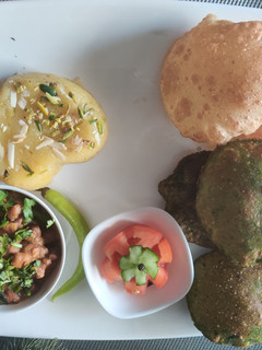 पालक एवं सादा पूरी (Palak aur sada puri recipe in Hindi) रेसिपी मुख्य फोटो