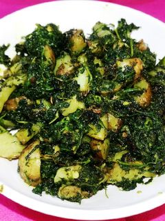 बेथू सोया आलू की भुजिया (bethu soya aloo ki bhujia recipe in Hindi) रेसिपी मुख्य फोटो