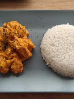 Una foto de Pollo al curry con arroz (sin leche de coco)