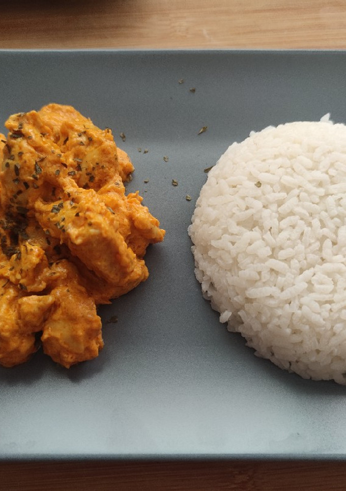 Una foto de Pollo al curry con arroz (sin leche de coco)