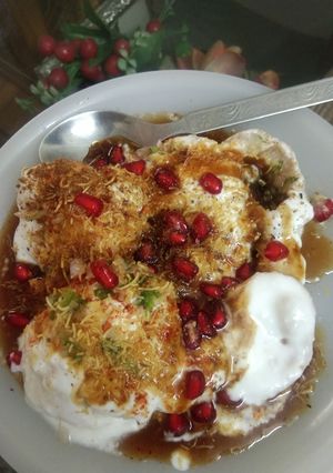 A picture of Dahi bhalla papdi chat.