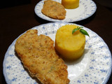 Supremas de pollo rebozadas con puré de papa disecado acompañadas de puré mixto