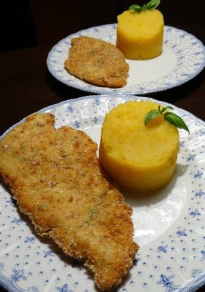 Una foto de Supremas de pollo rebozadas con puré de papa disecado acompañadas de puré mixto