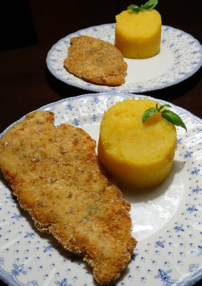 Una foto de Supremas de pollo rebozadas con puré de papa disecado acompañadas de puré mixto