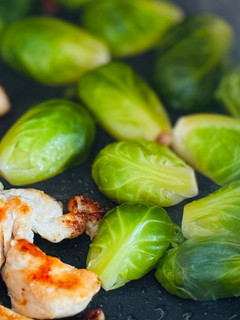 Hình của món Cải Brussels Áp Chảo Cùng Ức Gà.