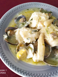 Una foto de Merluza en salsa verde con almejas