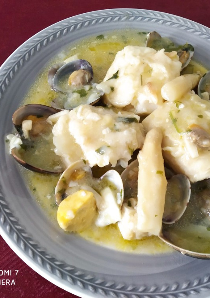 Una foto de Merluza en salsa verde con almejas